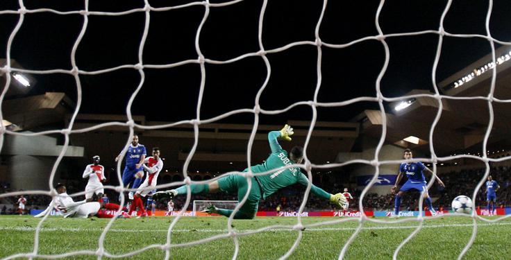 Gonzalo Higuain Prvi vratar hrvaške reprezentance in Monaca Danijel Subašić je bil premagan dvakrat. Doživel je največji domači poraz v ligi prvakov. | Foto: Reuters