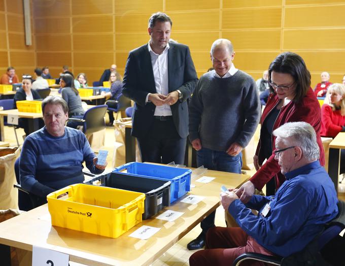 Andrea Nahles, laf Scholz in Lars Klingbeil med preštevanjem glasov. | Foto: Reuters