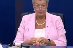 Evropska komisarka med govorom Ursule von der Leyen pletla