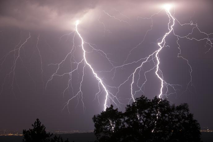 Pozor, za zvečer izdali opozorilo pred močnimi nalivi