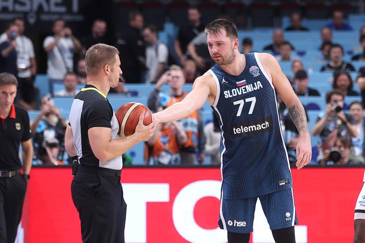 Tako je Luka Dončić izročil žogo sodniku ob koncu srečanja. | Foto: Guliverimage