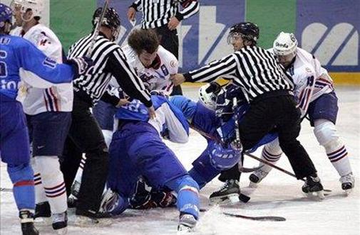 Dober odpor slovenskih hokejistov na Slovaškem