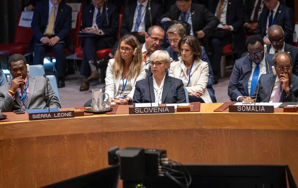 Nataša Pirc Musar | Umetna inteligenca ni vstopila samo na bojišče. Njena zloraba – bodisi v obliki kibernetskih napadov, širjenja njene uporabe v terorizmu in organiziranem kriminalu – dodatno zaostruje grožnje mednarodnemu miru in varnosti," je dejala Nataša Pirc Musar. | Foto Nataša Pirc Musar/X