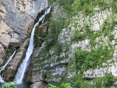 Pri slapu Savica umrla oseba, druga hudo poškodovana