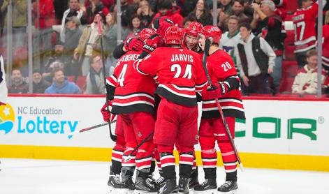 Carolina le še točko za Washingtonom