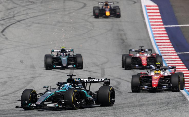 Ferrari je bil blizu Mercedesu samo v uvodnih krogih. | Foto: Reuters