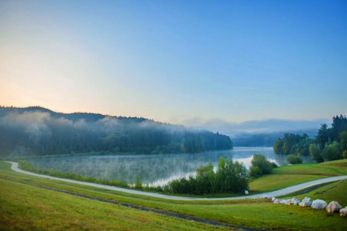 Lukovica, Gradiško jezero, pregrada, škoda, opozorilo, prepoved | Obiskovalci naj upoštevajo in spoštujejo prepoved gibanja po pregradi, prosijo na občini.  | Foto Občina Lukovica/Facebook