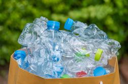 Čudežna bakterija spremeni odpadno plastiko v priljubljeno zdravilo