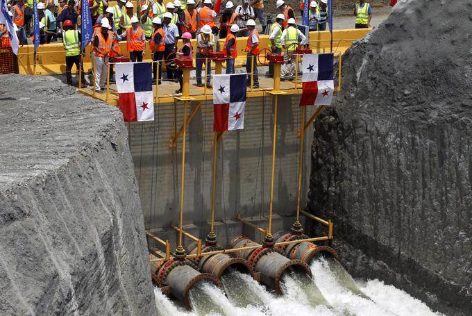 Odprtje vodnih ventilov za začetek poplavljanja dela prekopa. | Foto: Reuters