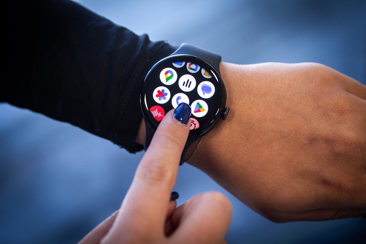 Pametna ura Google Pixel Watch 3 ima značilno obliko solze – ali kapljice, če je komu tak opis bolj všeč. | Foto: Gaja Hanuna