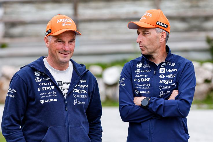 Vodja biatlonskih reprezentanc Janez Ožbolt in vodja panoge pri SZS Tomas Globočnik sta za mesto glavnega trenerja slovenske vrste prepričala Italijana Armina Auchentallerja. | Foto: Aleš Fevžer