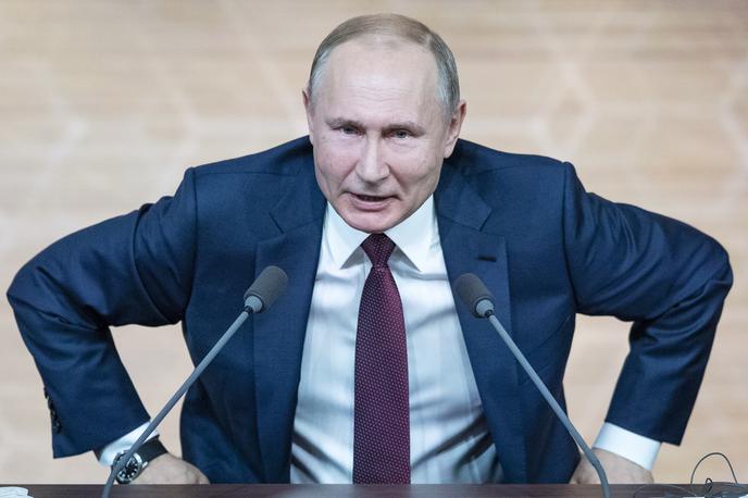 Vladimir Putin | Spodletela bliskovita vojna proti Ukrajini in zahodne sankcije niso resno načele Putinove oblasti. Še več, javnomnenjske ankete kažejo, da je Putin v Rusiji zdaj bolj priljubljen, kot je bil pred vojno. | Foto Guliverimage