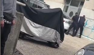 Redarja sredi Ljubljane na tla zbila moškega in ga vklenila #video