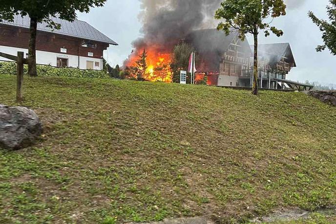 Smlednik | Šlo je za požar večjega obsega. Gasilcem ga je uspelo pogasiti, poteka sanacija pogorišča.  | Foto Bralec