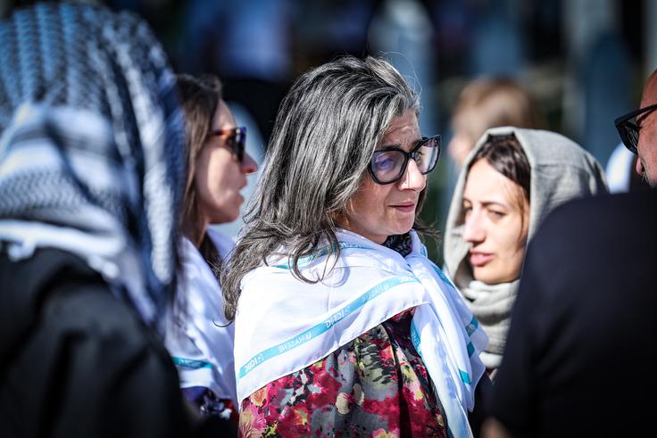 Na sprehodu po pokopališču v Potočarih so Albanese ustavljali številni Srebreničani in jo s spodbudnimi besedami pozivali k nadaljevanju dela.  | Foto: Ana Kovač