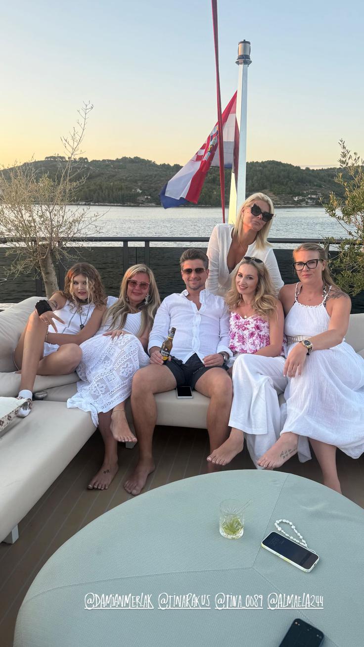 Damian Merlak na razkošni jahti, s katero so se med drugim ustavili na otoku Hvar, uživa v družbi več žensk. Poleg njega (na fotografiji desno) je tudi njegova domnevna nova izbranka Tina Rakuš. | Foto: Instagram/Mirjam Bernard