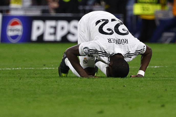 Antonio Rüdiger po operaciji kolena že končal sezono, prejel pa je tudi kazen