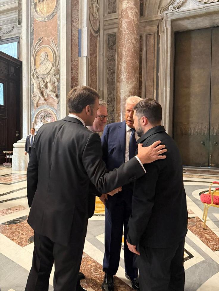 Po kratkem klepetu s francoskim predsednikom Macronom in britanskim premierjem Starmerjem sta Trump in Zelenski približno 15 minut zasebno govorila v baziliki svetega Petra v Vatikanu. | Foto: Reuters