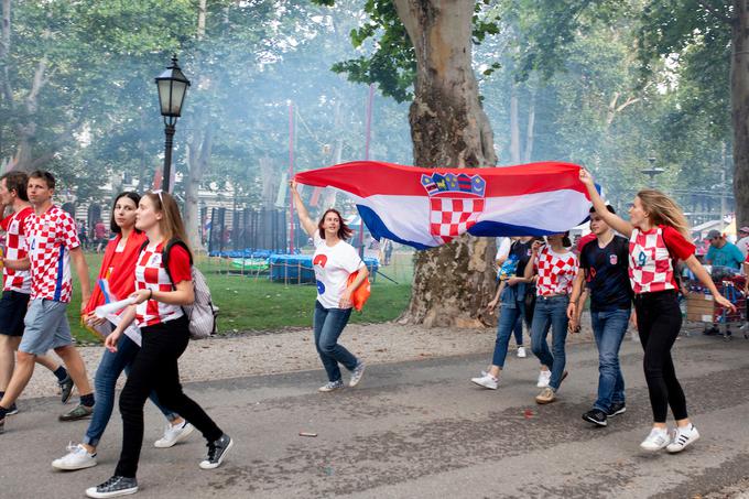 Po koncu tekme, ki so jo navijači pospremili z aplavzom, dimnimi baklami, žal tudi s petardami, se je dogajanje preselilo na ulice.  | Foto: Urban Urbanc/Sportida