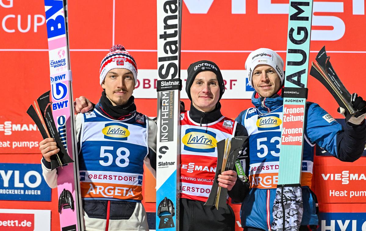 Domen Prevc, Oberstdorf 2025 | Domnu Prevcu sta danes v Oberstdorfu na stopničkah družbo delala Norvežan Forfang in Avstrijec Hayböck. | Foto Guliverimage