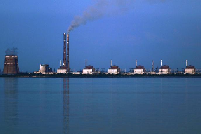 Jedrska elektrarna Zaporožje | Zaporožje je največja jedrska elektrarna v Ukrajini in Evropi ter ena od desetih največjih na svetu. Vse jedrske elektrarne v Ukrajini trenutno še obratujejo normalno, toda med nepredvidljivo vojno vihro se lahko to hitro spremeni. | Foto Wikimedia Commons