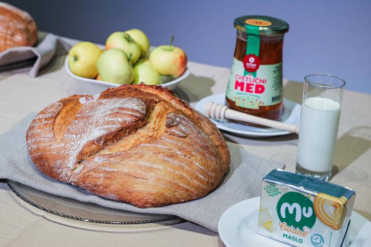 Tradicionalni slovenski zajtrk vključuje kruh, maslo, med, mleko in jabolko. | Foto: STA