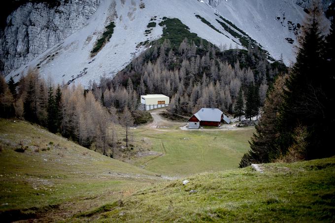 Pogled na žičniško postajo (levo) in Planinski dom na Zelenici, kjer je danes Gorniški učni center. | Foto: Ana Kovač