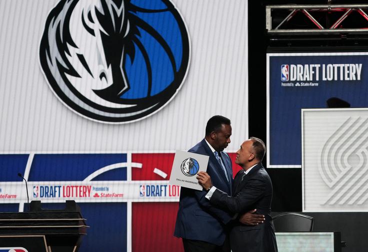 Tako je namestnik komisarja Lige NBA Mark Tatum čestital predstavniku Dallasa Rolandu Blackmanu za prvo mesto na loteriji lige NBA. | Foto: Reuters