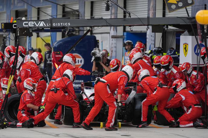 Charles Leclerc | Dirkač Ferrarija Charles Leclers je zaradi kazni, ki so mu jo sodniki naložili zaradi večkratne vožnje izven steze, iz šestega zdrsnil na osmo mesto.  | Foto Reuters