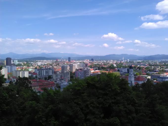 Če pogledamo natančneje, kmalu začnemo odkrivati napake, kot so pomanjkljivi detajli objektov v ozadju in zamegljenost slike ob robovih. | Foto: Andrej J. Pirnat