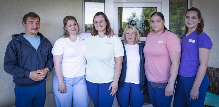 Vodja zdravstvene nege Matej Videc s timom negovalk in fizioterapevtka Jerica Cigale.  | Foto: Ana Kovač