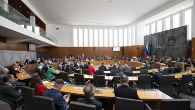 DZ vendarle v tretjo obravnavo zakona o medijih