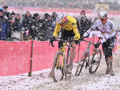 Nore razmere: van Aert po padcu v bolečinah, zmaga van der Poelu