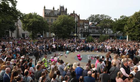 V Angliji po napadu z nožem izbruhnili nasilni izgredi #video