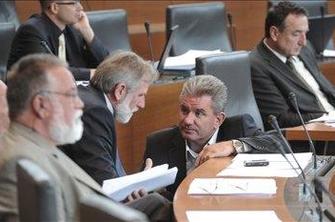 Vzajemni se obetajo spremembe pri sklicih skupščin