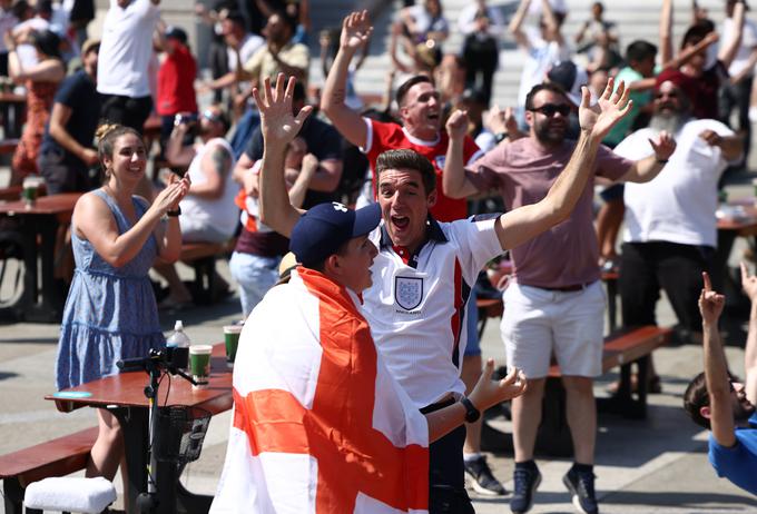 Veselje angleških navijačev, ki letos od svojih ljubljencev na "domačem" Euru pričakujejo veliko. | Foto: Reuters