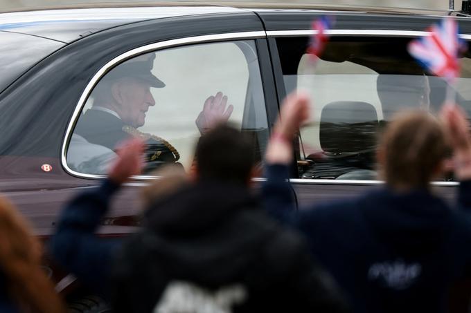 Slovesnost se je začela z recitacijo slavnega govora britanskega premierja Winstona Churchilla točno ob 12. uri, ko so v Londonu zadoneli zvonovi Big Bena. Na fotografiji kralj Karel III. | Foto: Reuters