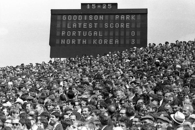 Nepozaben prizor s četrtfinalne tekme SP 1966 med Portugalsko in Severno Korejo. Azijci so sredi prvega polčasa vodili kar s 3:0, v Liverpoolu je zadišalo je po edinstveni senzaciji! | Foto: Guliverimage
