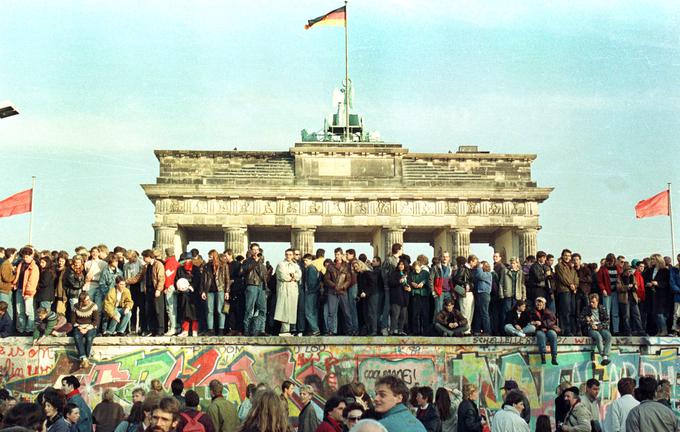 Prebivalci Berlina na Berlinskem zidu 10. novembra 1989 | Foto: Reuters