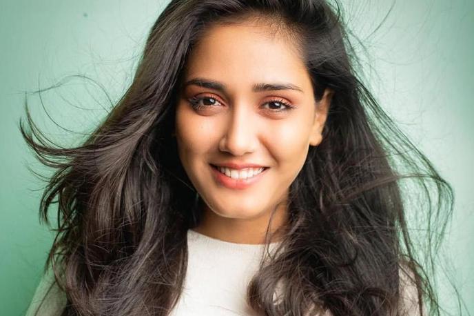 Twisha Sharma | Twisha Sharma je bila leta 2012 okronana za mis Pune, lokalnega lepotnega tekmovanja v indijski zvezni državi Maharaštra.