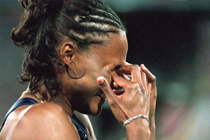 Ameriška atletinja Marion Jones je izgubila kar pet medalj z OI v Sydneyju, od tega tri zlate. Zaradi laganja pod prisego je morala celo za pol leta v zapor, prav tako pa so njeni milijoni izpuhteli v zrak. | Foto: 