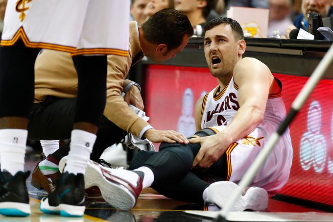 Nesrečni Andrew Bogut si je že v 58. sekundi svoje premierne tekme za Cleveland zlomil nogo. | Foto: Getty Images