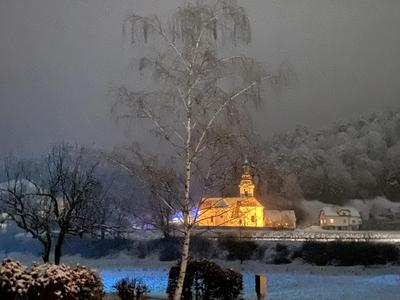 Slovenija se je prebudila v bel božič. Kaj nas čaka danes? Arso izdal opozorilo.