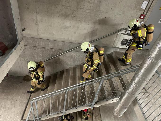 Na prizorišče požara je po poročanju avstrijske tiskovne agencije APA prispelo okoli 20 gasilcev, ki so pogasili ogenj in pomagali pri evakuaciji potnikov. | Foto: Reuters