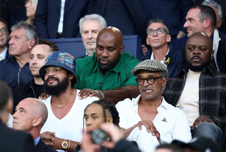 V nogometni poslastici so na Parku princev uživali tudi (nekdanji) velikani francoskega športa – judoist Teddy Riner, košarkar Joakim Noah in njegov oče, teniški zvezdnik Yannick Noah.  | Foto: Reuters