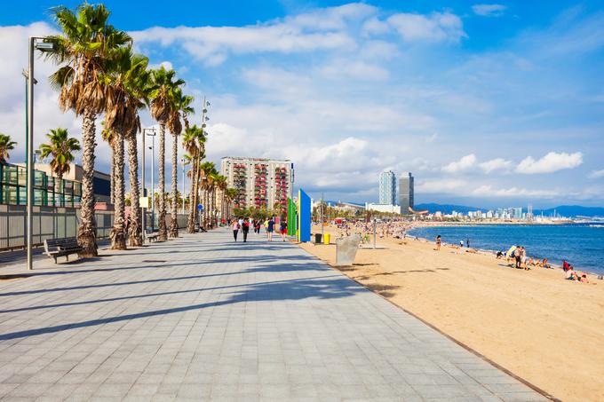 Barcelonska plaža Barceloneta se razteza na več kot štirih kilometrih obale. | Foto: 