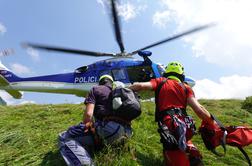 Dve nesreči jadralnih padalcev: 26-letni Madžar huje poškodovan, 61-letnika odpeljali s helikopterjem