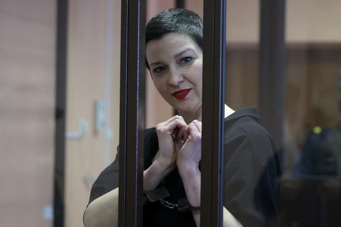 Marija Kolesnikova | V videoposnetku s sodišča, ki so ga prikazali ruski mediji, je nasmejana Marija Kolesnikova, ki je bila v stekleni kletki na sodišču vklenjena z lisicami, z rokami naredila simbol v obliki srca, kar je pogosto počela na protestnih shodih.  | Foto Reuters
