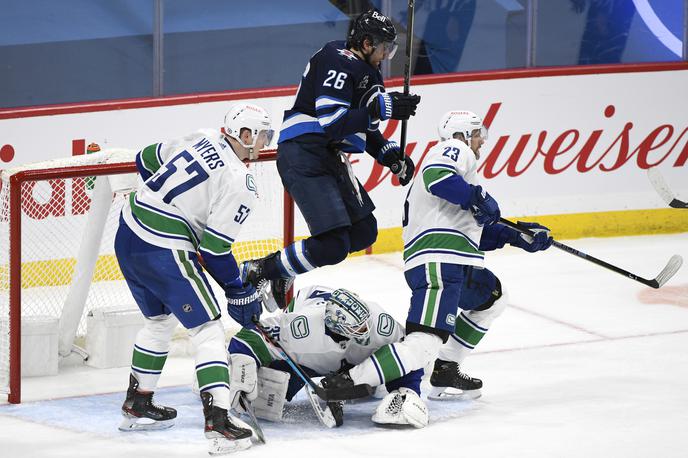 Blake Wheeler | Hokejist Winnipega Blake Wheeler (številka 26) je k zmagi 5:0 proti Vancouvru prispeval dva gola in dve podaji.  | Foto Guliverimage