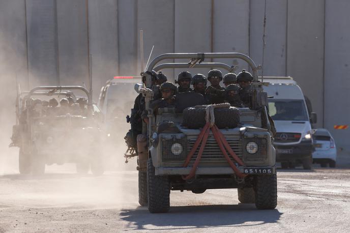Izraelska vojska | Na severu Izraela je bil po poročanju izraelskih medijev skoraj istočasno huje poškodovan moški, ženska pa lažje.  | Foto Reuters